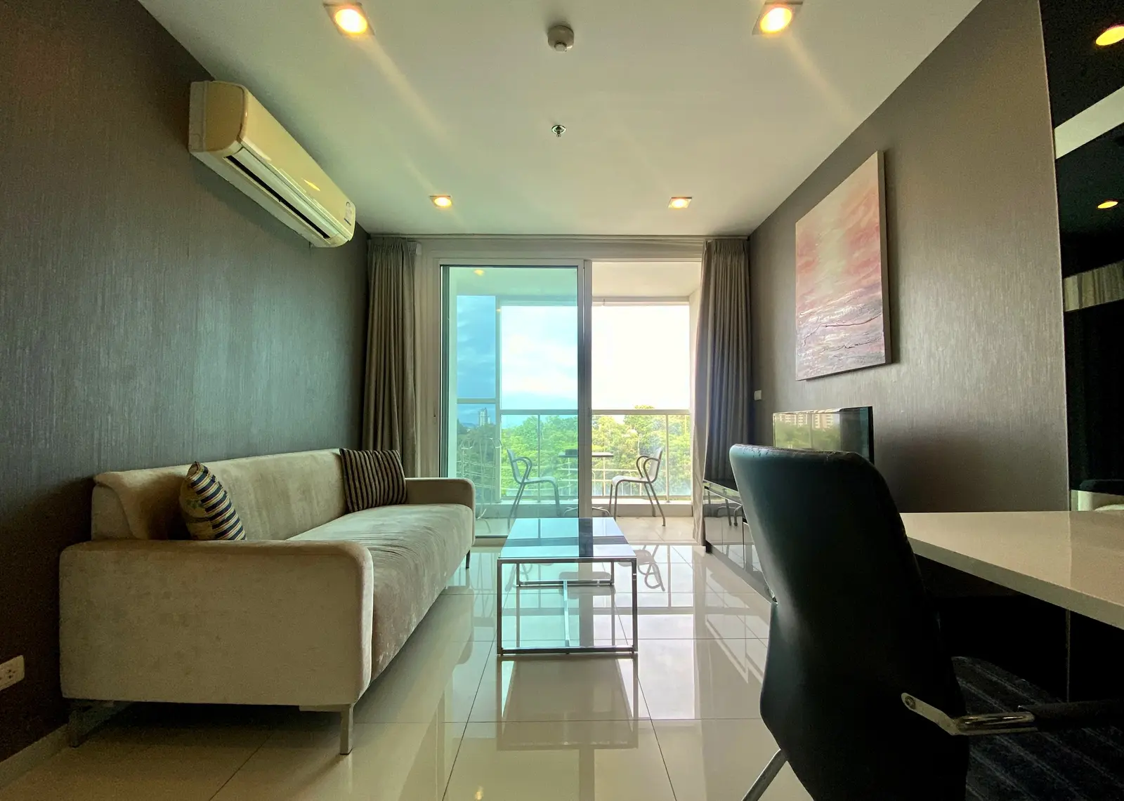 The Vision Condo, Пратамнак